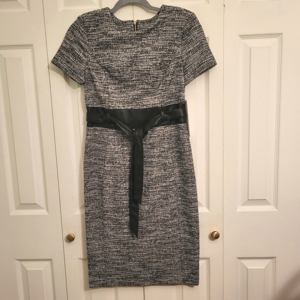 CALVIN KLEIN SOFT TEXTURED FITTED DRESS 4 BLK/WHTE BACK ZIP LEATHERETTE BELT.